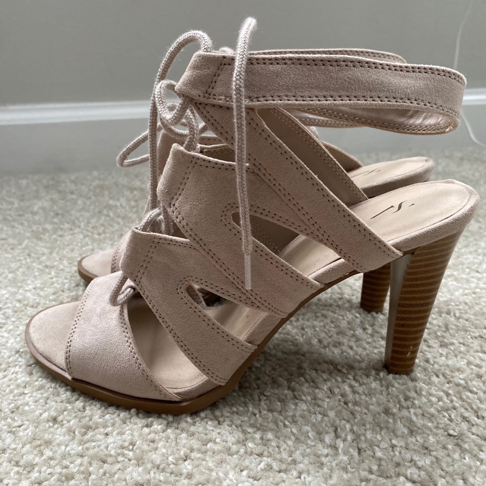Nude Simply Vera Vera Wang lace-up pumps.